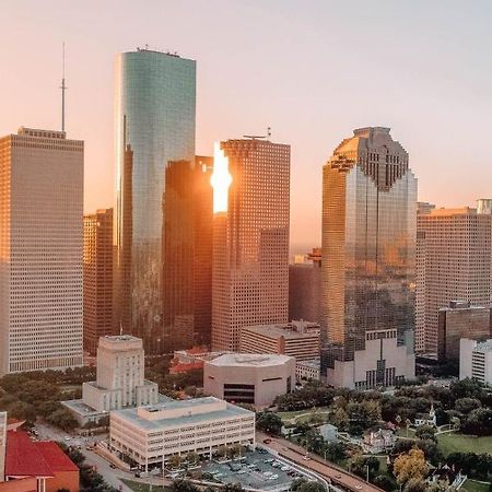 Modern Urban Oasis With Private Parking In Downtown Houston Apartment ภายนอก รูปภาพ