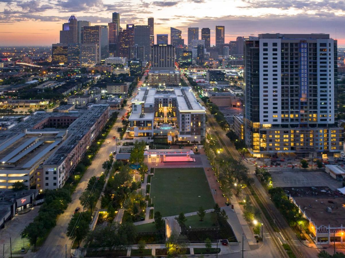 Modern Urban Oasis With Private Parking In Downtown Houston Apartment ภายนอก รูปภาพ