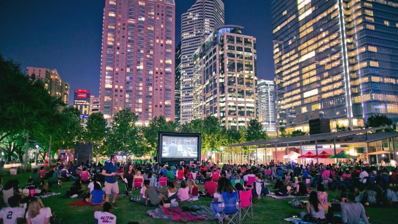 Modern Urban Oasis With Private Parking In Downtown Houston Apartment ภายนอก รูปภาพ