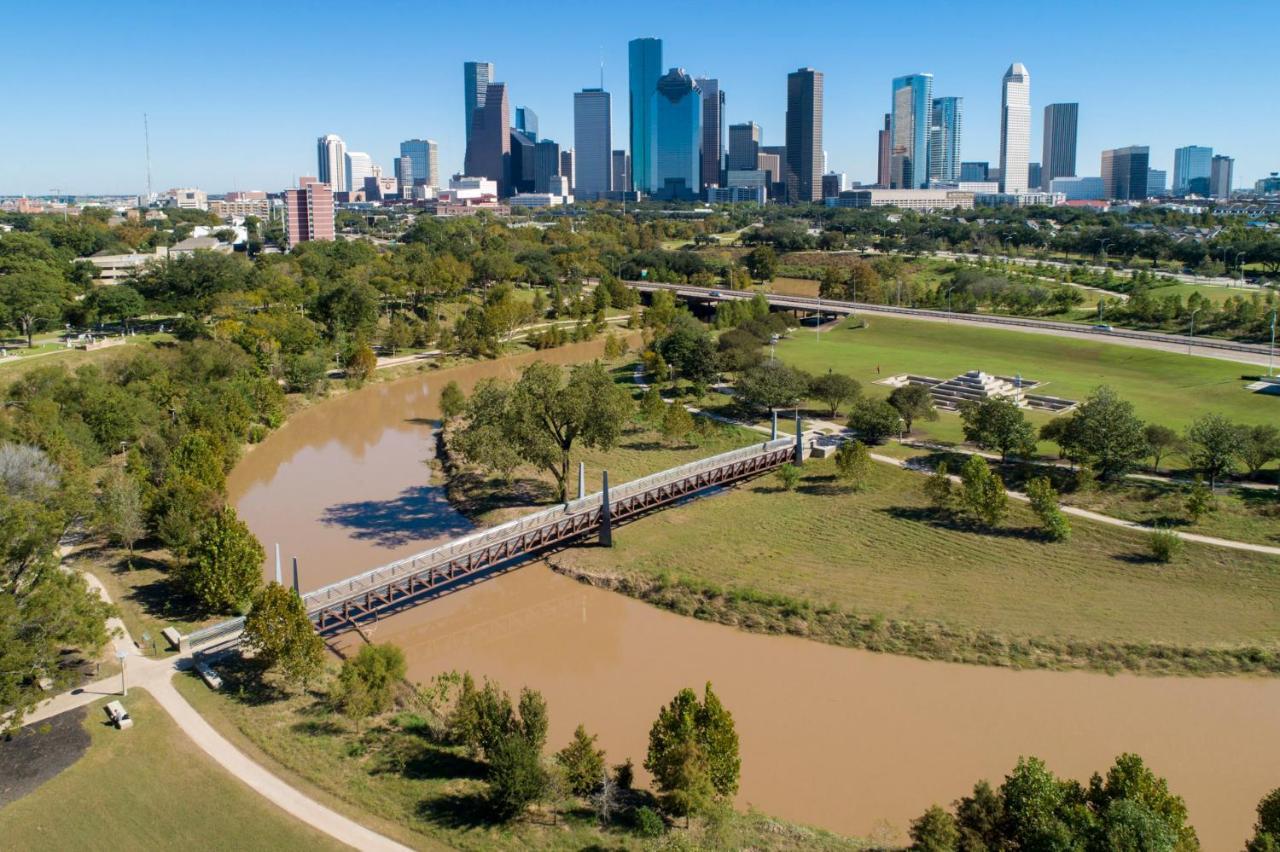 Modern Urban Oasis With Private Parking In Downtown Houston Apartment ภายนอก รูปภาพ