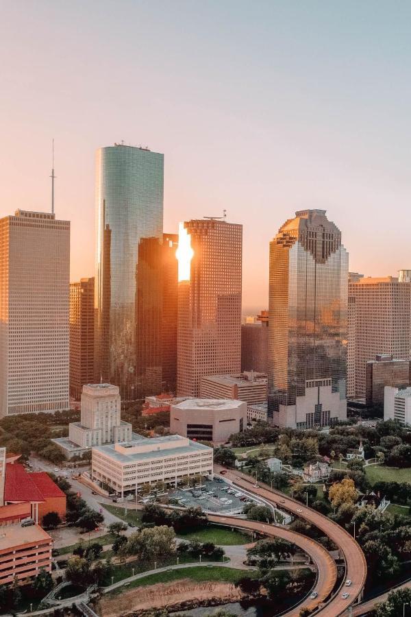 Modern Urban Oasis With Private Parking In Downtown Houston Apartment ภายนอก รูปภาพ